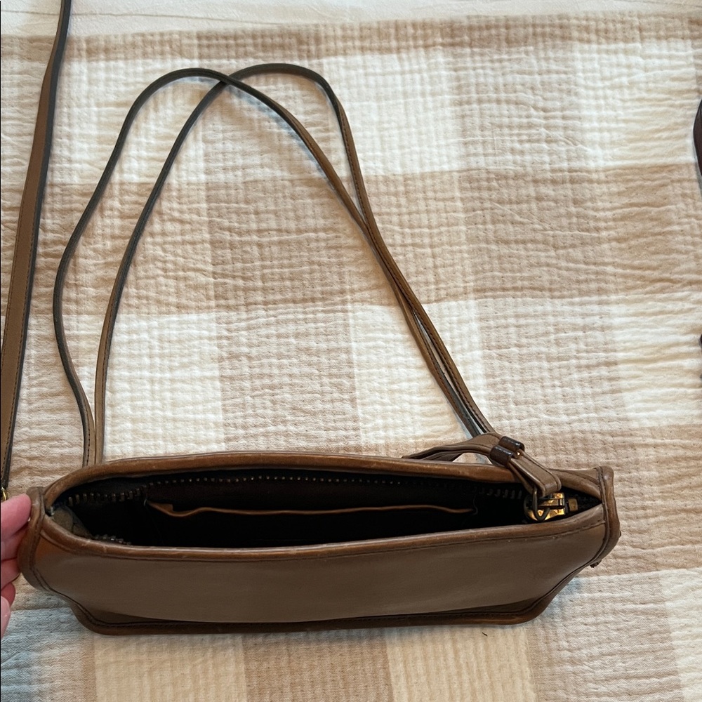 Vintage Coach Tan Leather Crossbody Bag with Gold Hardware - Picture 5 of 10